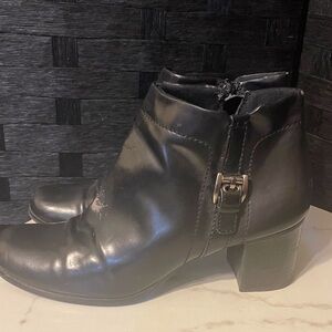 Covington Womens 9M Faux Leather Ankle Bootie Black Side Zip Merlo 25542